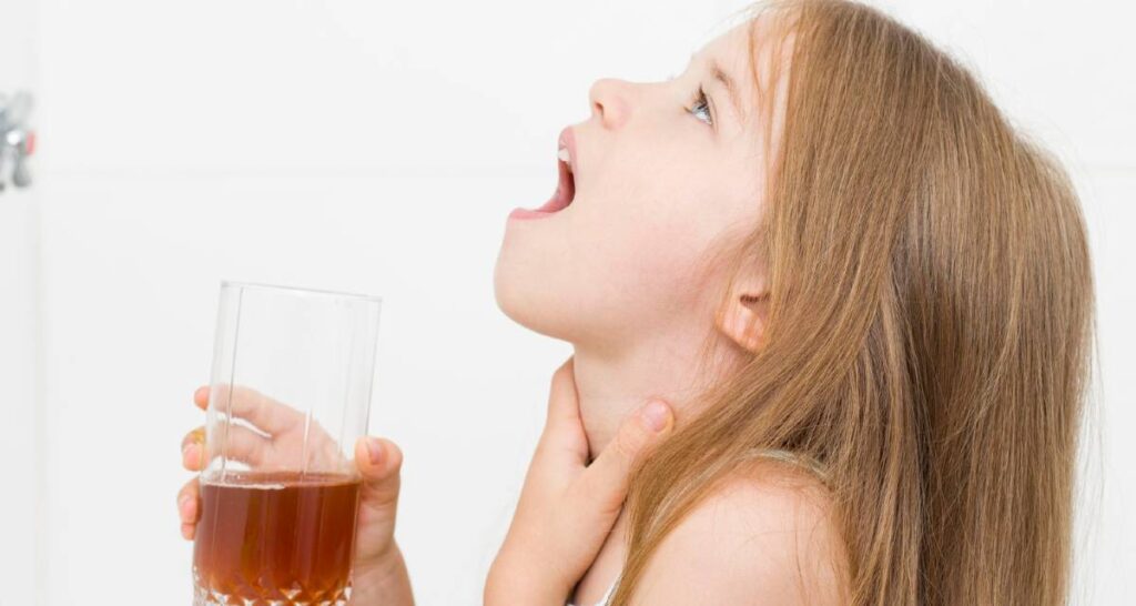Gargarejo para garganta inflamada com pus